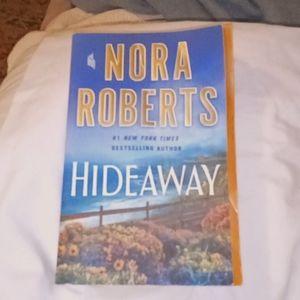 Nora Roberts Softcover HIDEAWAY